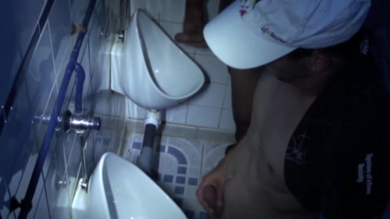 Crunch Boy: 公衆トイレで吸うセッション