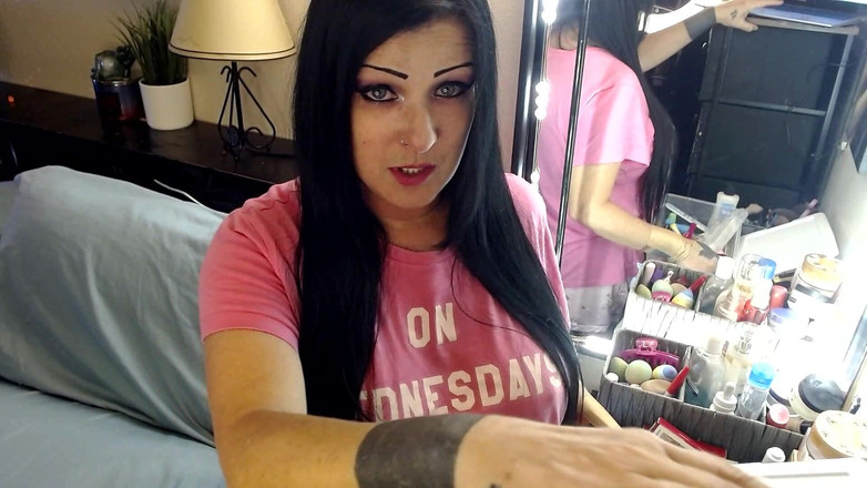 Abby Anna: Zívající MILF dělá make-up / nehty Nějaký chat