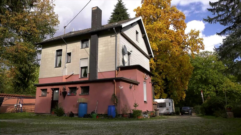 Deutschland Porno X: ドイツの客室乗務員は2つのチンポを吸う