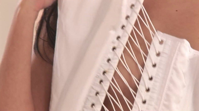 Horny Two really wet MILFs: Esmer ateşli kız tek başına gidiyor