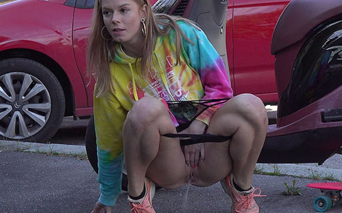 Puffy Network: 溜冰或撒尿！由 Got2Pee 女孩们来撒尿