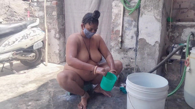 Yourgeeta8899: Indian Bhabhi's Hot Video While Bathing