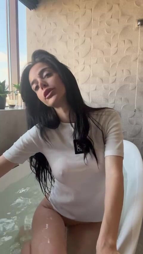 silicone_brunette: Hoa hậu áo thun ướt át trêu chọc bạn trong bồn tắm