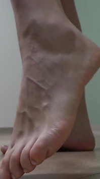 Giantess Housewife Anna Shows Her Feet