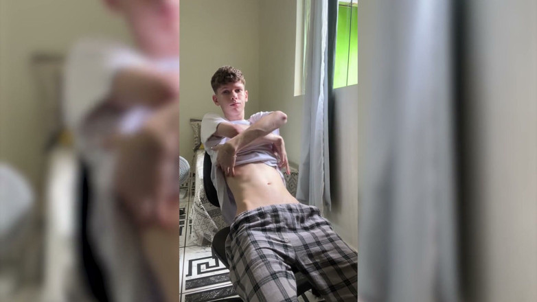 Kedoimath: Dünner blonder twink zieht sich aus und zeigt seinen arsch...