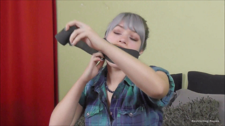Restricting Ropes: 그녀의 입에 나일론 스타킹 넣기