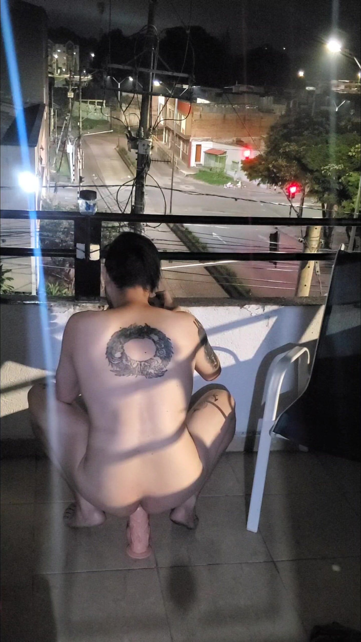 SlutClosetedfag: Cachonda en el balcón