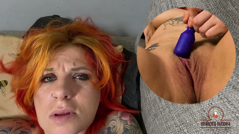 Bearded Buddha: Getatoeëerde roodharige solo masturbatie Scarlett Love neukt haar harige poesje...