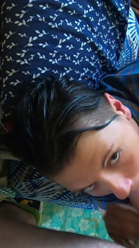 Odhoď telefon a vykuj mi péro, zlato. Chci se ti vystříkat do pusy.