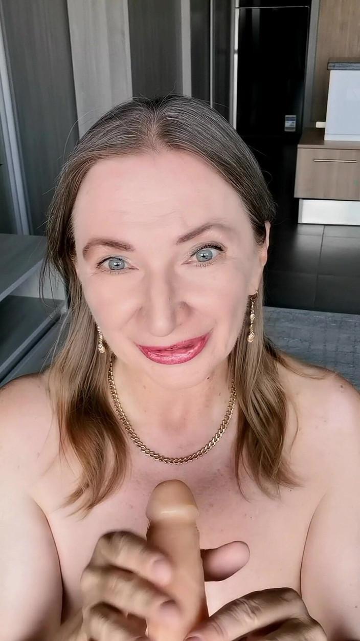 MariaOld: 失恋したゲストが、誘惑的な成熟した女性から情熱を学ぶ