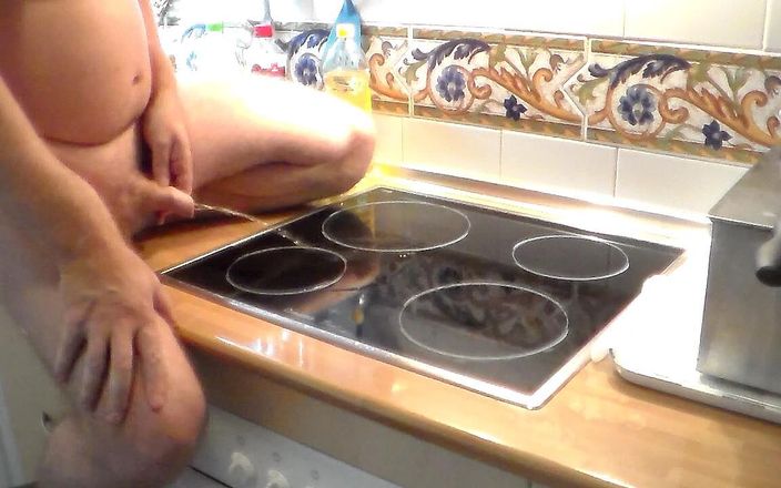 Sex hub male: John is peeing it all on the stove