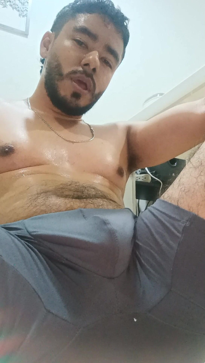 Tommhot: Sexy esercizio latino peloso a casa