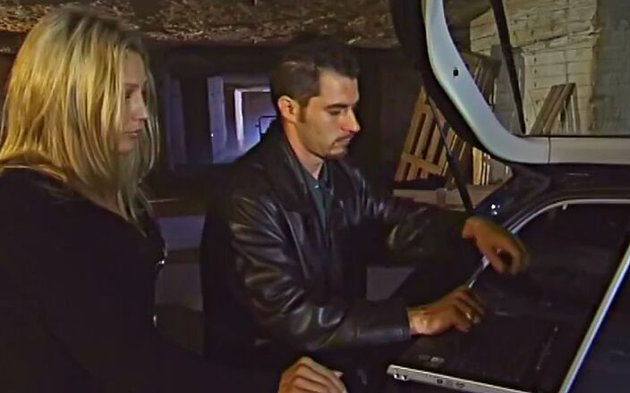 Anal seduction: Kijk hoe lady Margaux voorover buigt in haar jarretelgordel en...