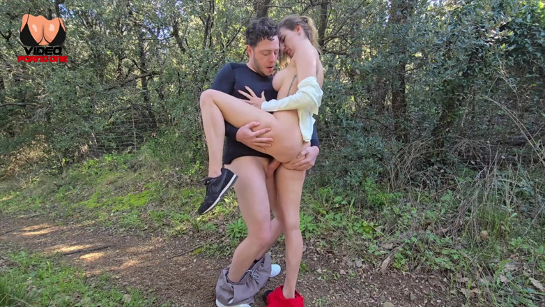 Video Porno One: She Gets Fucked in the Woods by a Passerby!