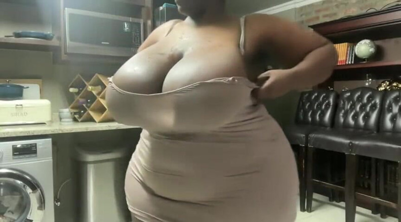 Legendary Booty Overdose: सांवली चोदने लायक मम्मी किचन में कराह रही और कपड़े उतार रही है