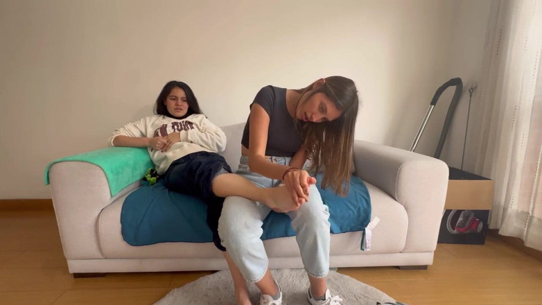 scarlettandc: My Girlfriend Shows Me Her Fetish by Smelling and Massaging...