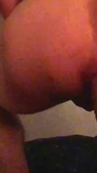 Guts meu distrus de un vibrator anal masiv