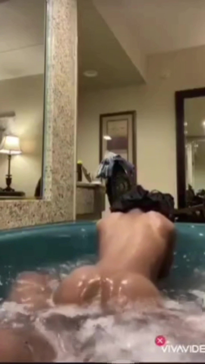 FreakyFamily: Um boquete desleixado do hottub