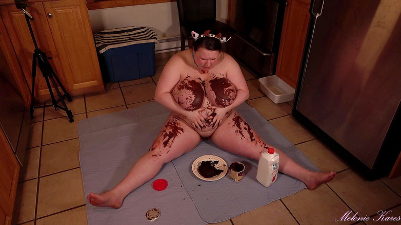 Melonie Kares: Толстушка-толстушка-толстушка-толстушка с молоком, грязный шоколадный торт