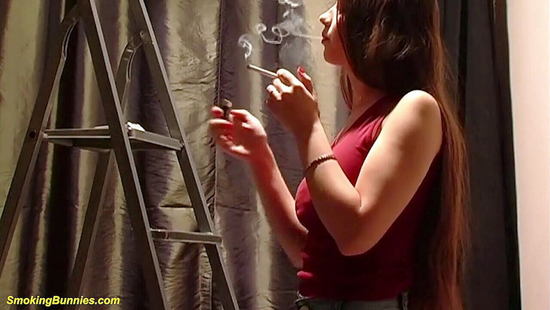 Smoking Bunnies: ストッキング喫煙で巨乳の女の子