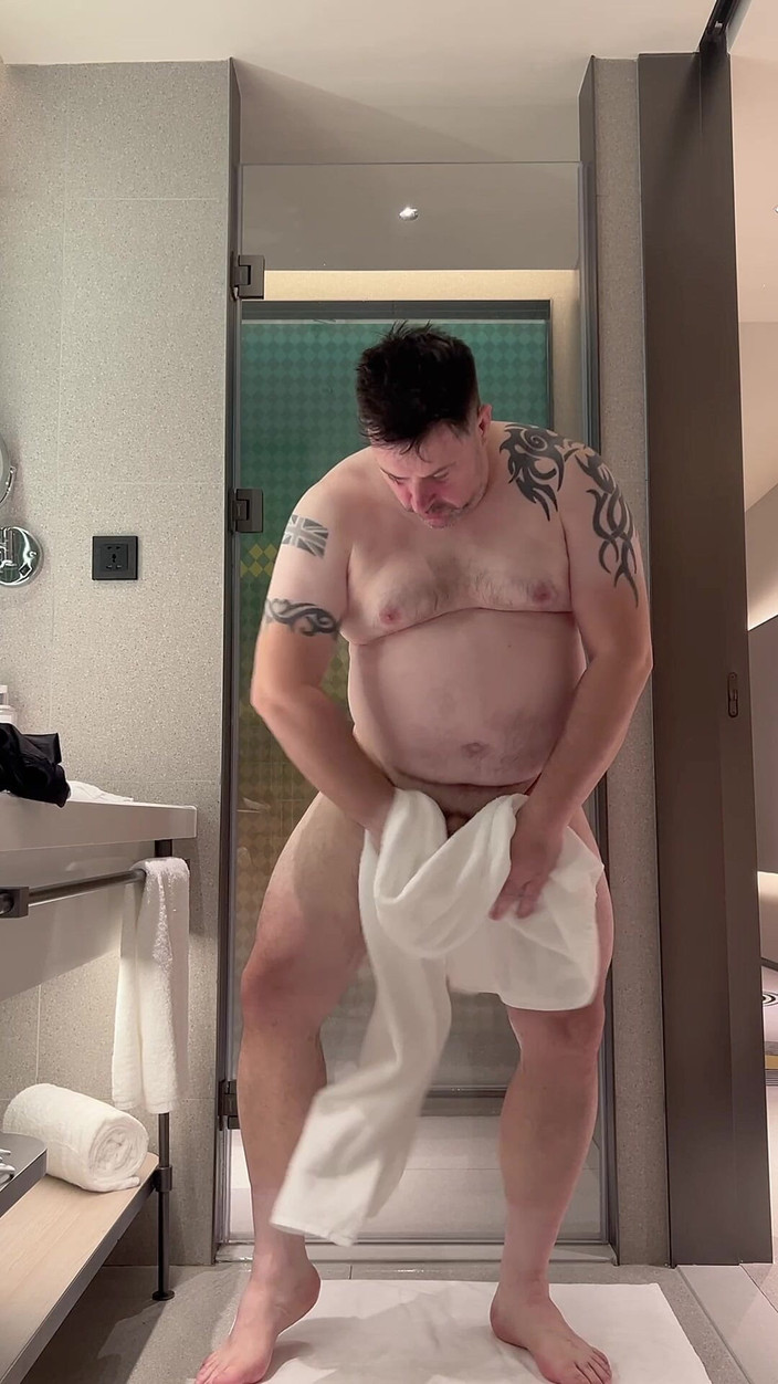 uktattooedchub74: Пухлый мужик принимает душ