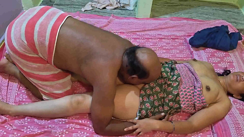 Sexy sindu: Full Nude Aunty on Bed