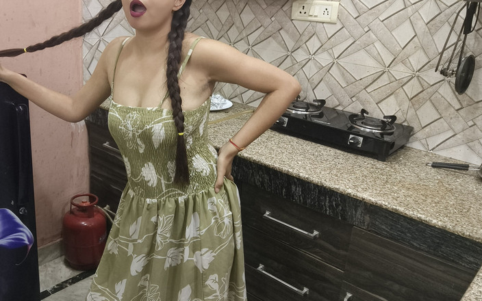 Saarabhabhi6: 義兄は家に一人でいる義姉を見つけて台所に置き去りにし、義姉はそれを楽しんだ