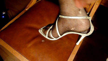 E-Werk 2000: Трахаю нейлоновые носки моей жены - какой беспорядок