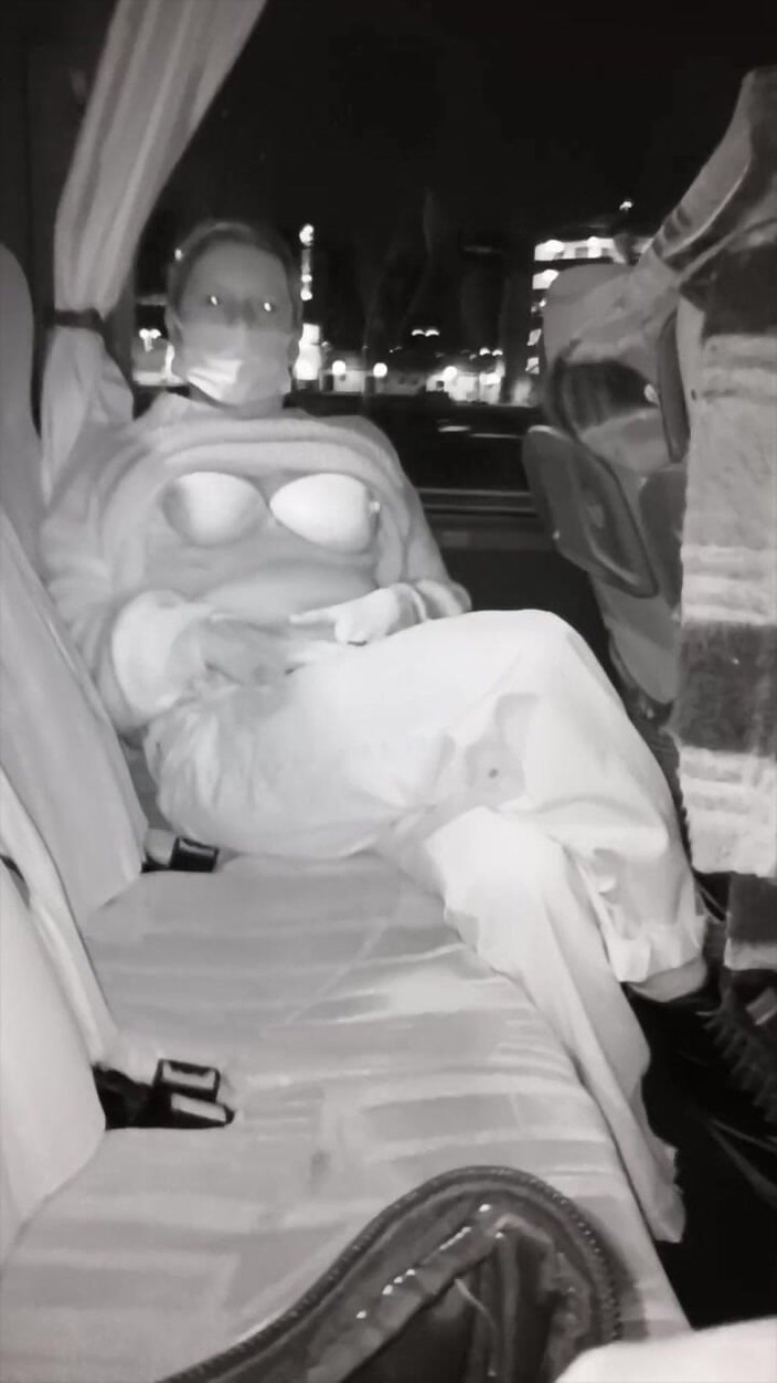 Mature_cunt: Мілфа мастурбує схрещені ноги в нічному автобусі