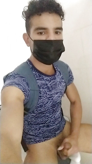 trebol_Jess: Giovane gay latino in bagno