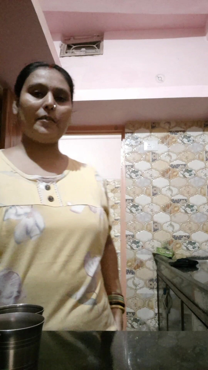 Puja555: Făcând ceai pentru soț picant