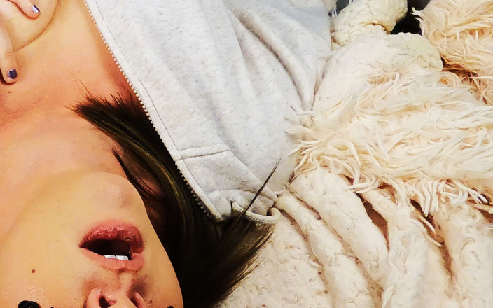 Eden Wylde: Кадр лица и пирсинговы соски, как я тру свою киску до оргазма