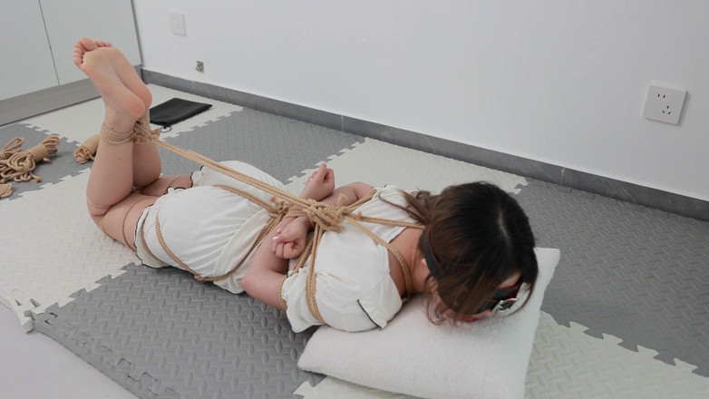 Asian bondage: My Girlfriend Was Bound and Tied up with Rope, Experienced...