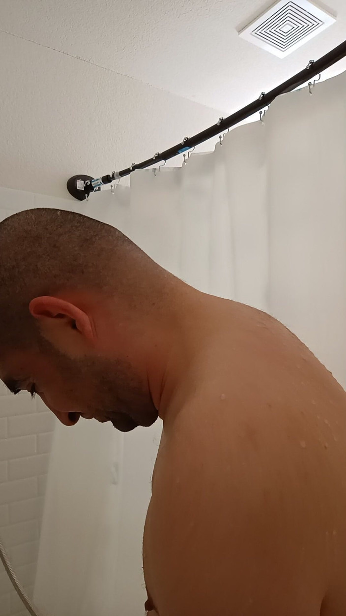 Brandon Lee: Duschen mit Darmbewegung