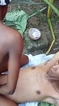 Küçük memeli ateşli anambra yeni evli kadın jujuman tarafından sikiliyor