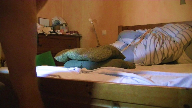 Mark Hannes: नग्न बिस्तर कूबड़ हस्तमैथुन