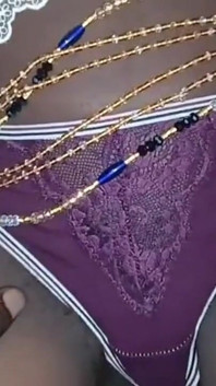 Une jeune Africaine étroite se fait baiser sa chatte mince