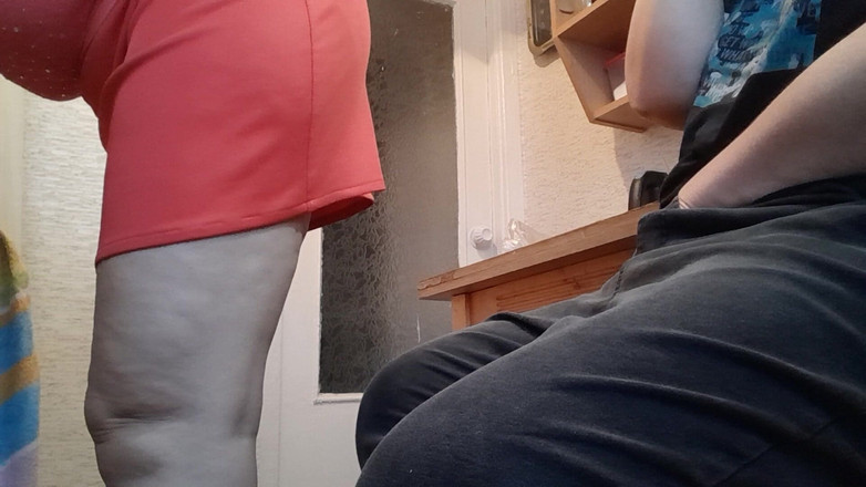 Lesbian-candys: Mi masturbo con i vestiti così la mia matrigna non...