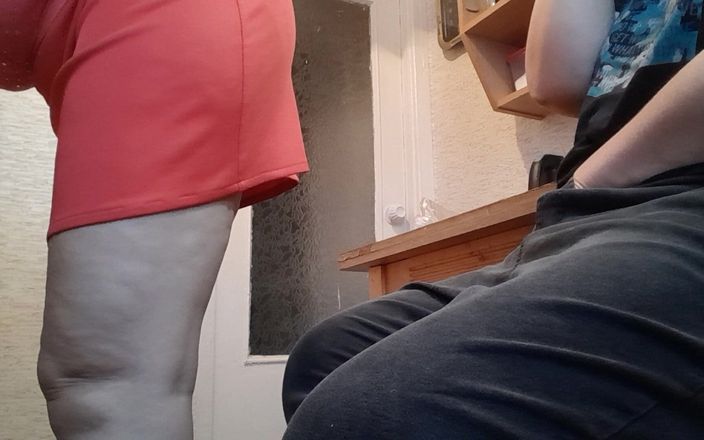 Lesbian-candys: 我穿着衣服自慰，这样我的继母就不会发现我了