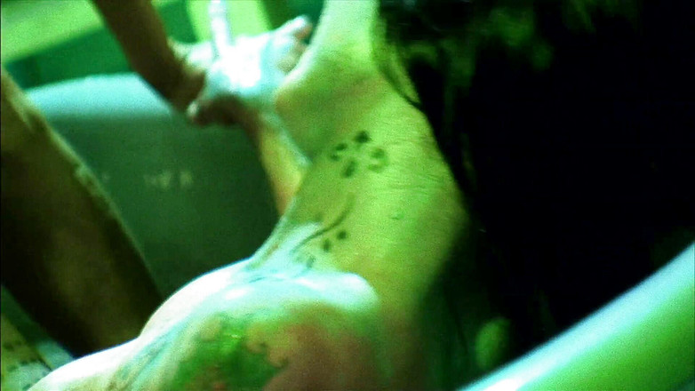 Wet and Wild Lesbians: セクシーな入れ墨の女の子は、いくつかの水の楽しみを取得し、彼らのディルドで遊ぶ