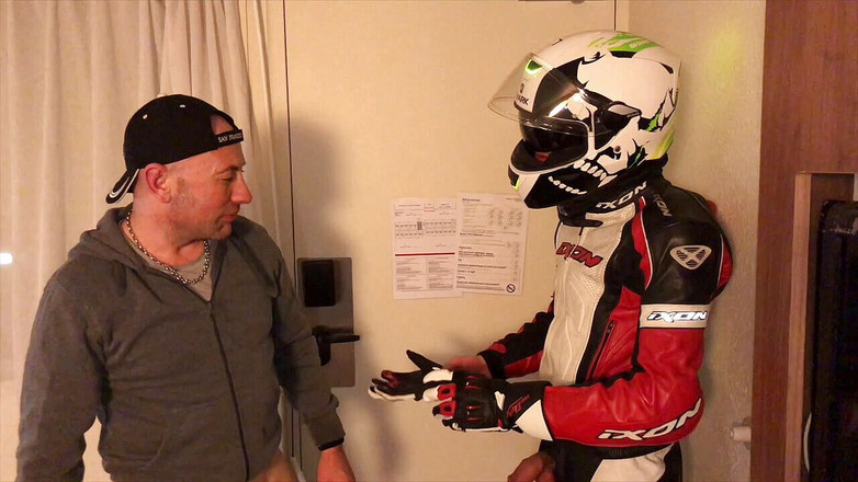 HUMLIATION AND SPANKING PORN: Ponižování v hotelu s motorkářem v fetišových oblečeních