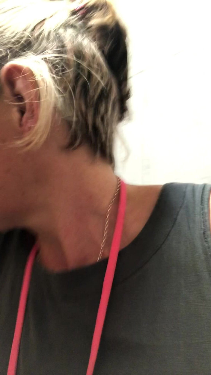 Pissing Paradise: Power pissen aus einer perfekten behachen muschi in öffentlichen Toiletten