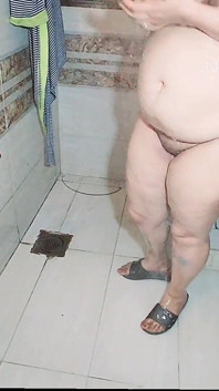 Muslim Chubby Bubble Butts Wife Caught on Camera While Taking Bath