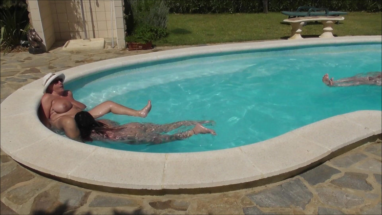 Camilla Creampie: MFF ao ar livre sexo a três na piscina