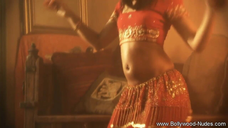 Bollywood Nudes: Hot indian babe show us her amazing body