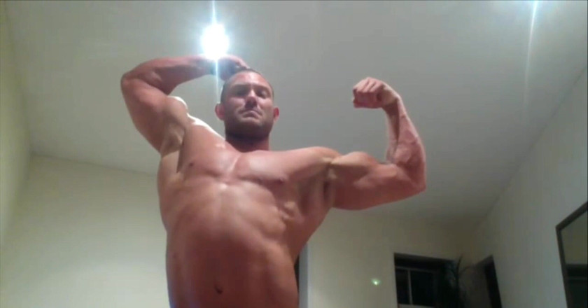 Jack stacked: Depois da academia, adoração muscular suada