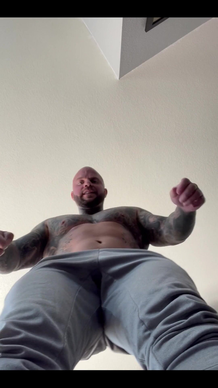 Jasons feet: Jason stomps khổng lồ trên thành phố nhỏ bé