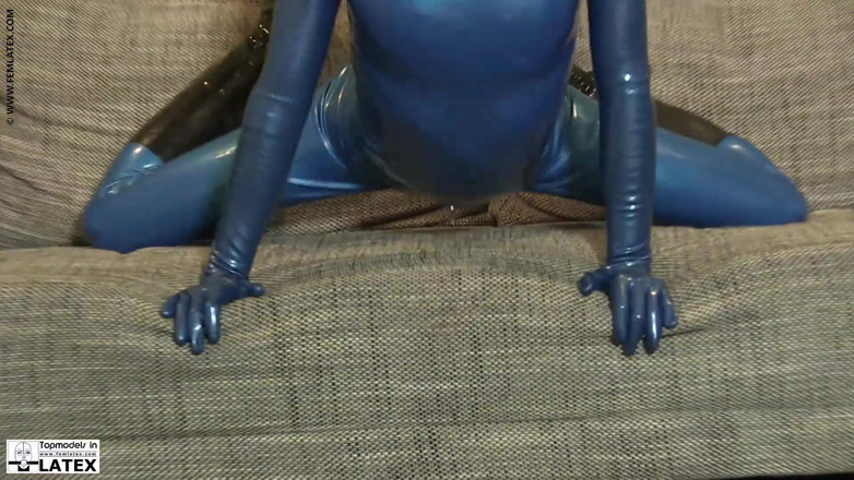 Fem Latex: Она наслаждается тугим возбужденным чувством резины во время гибкого позинга