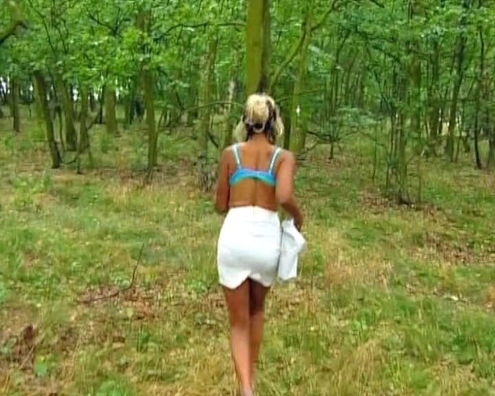 German Amateur Videos: Ragazza tedesca amatoriale dai tuoi sogni succhia nella foresta