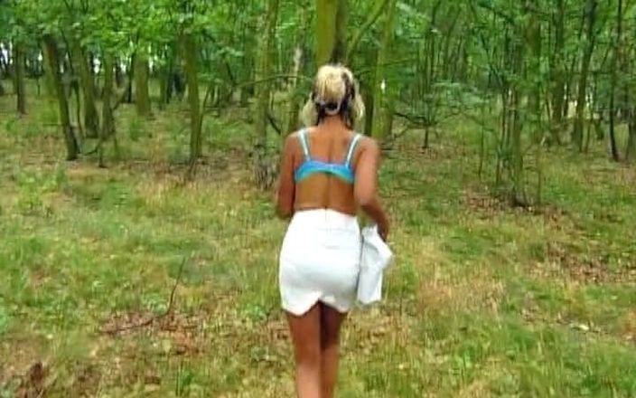 German Amateur Videos: Une adolescente allemande amateur de vos rêves suce dans la...